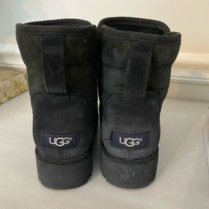 UGG ankle bootie size 6.5, good condition, wiped them clean.